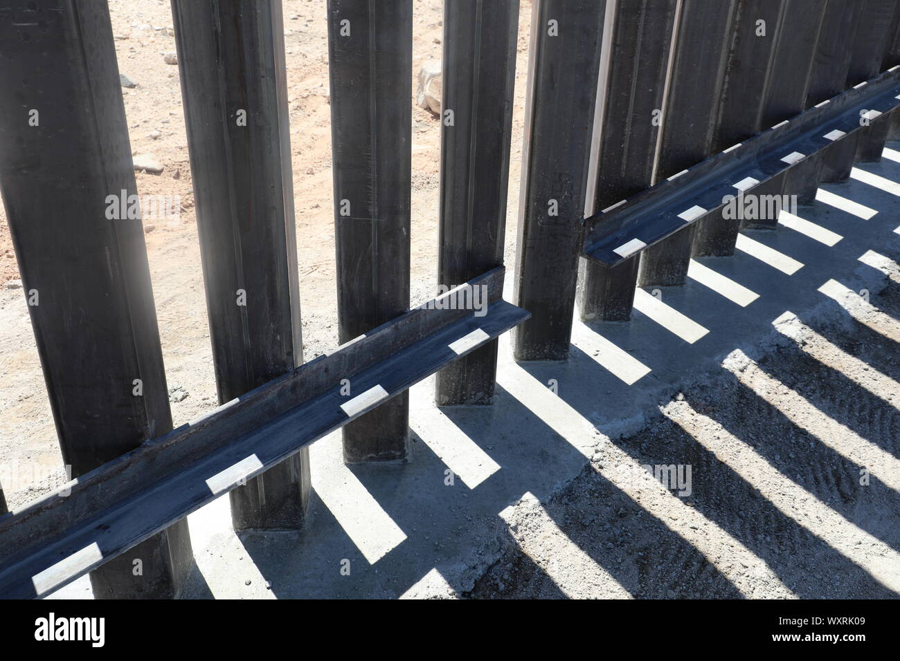 Costruito di recente, barriera di confine set di pannelli in calcestruzzo nei pressi di El, Centro, California, Sett. 12, 2019. Questi progetti sono in corso di esecuzione da USACE, come diretto attraverso gli Stati Uniti Esercito dal Segretario della Difesa, in risposta al Dipartimento di Sicurezza della richiesta di assistenza per proteggere gli Stati Uniti frontiera meridionale bloccando i trafficanti di droga nei corridoi attraverso la costruzione di strade e di recinti, e l'installazione dei dispositivi di illuminazione sotto il titolo 10, Sezione 284 DEGLI STATI UNITI Codice. E DoD USACE sono esecuzione di questi progetti a sostegno degli Stati Uniti Delle dogane e della protezione delle frontiere. Foto Stock