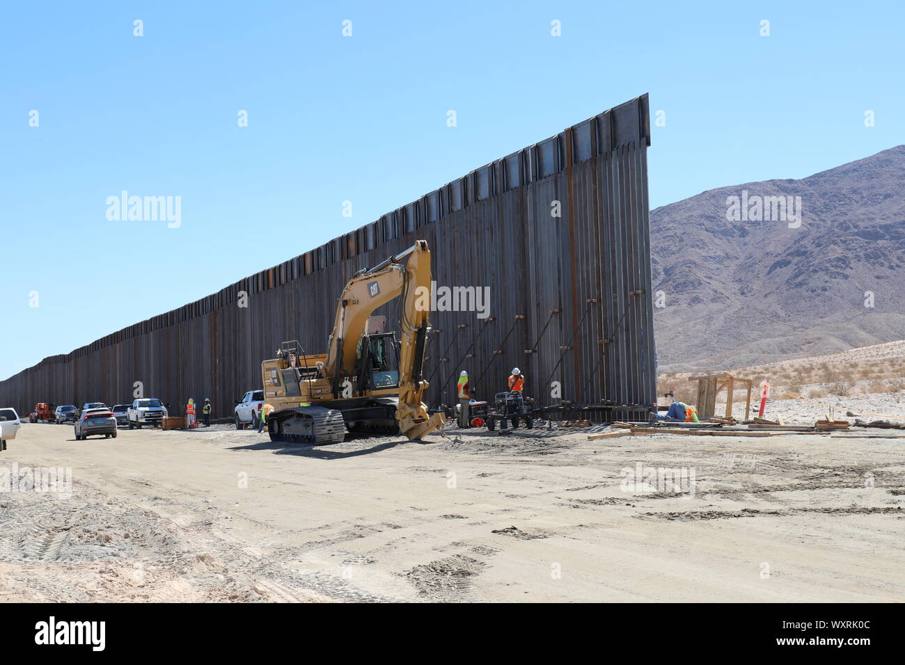 Stati Uniti Esercito di ingegneri appaltatori installare bollard acciaio pannelli lungo il confine sud-ovest nei pressi di El Centro in California, Sett. 12, 2019. Questi progetti sono in corso di esecuzione da USACE, come diretto attraverso gli Stati Uniti Esercito dal Segretario della Difesa, in risposta al Dipartimento di Sicurezza della richiesta di assistenza per proteggere gli Stati Uniti frontiera meridionale bloccando i trafficanti di droga nei corridoi attraverso la costruzione di strade e di recinti, e l'installazione dei dispositivi di illuminazione sotto il titolo 10, Sezione 284 DEGLI STATI UNITI Codice. E DoD USACE sono esecuzione di questi progetti a sostegno degli Stati Uniti Dazi Foto Stock