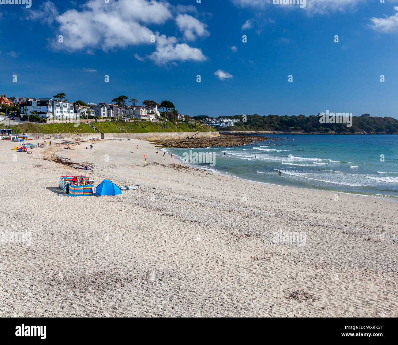 Affacciato sulla spiaggia di sabbia dorata di Gyllyngvase Beach Falmouth Cornwall Regno Unito Europa Foto Stock