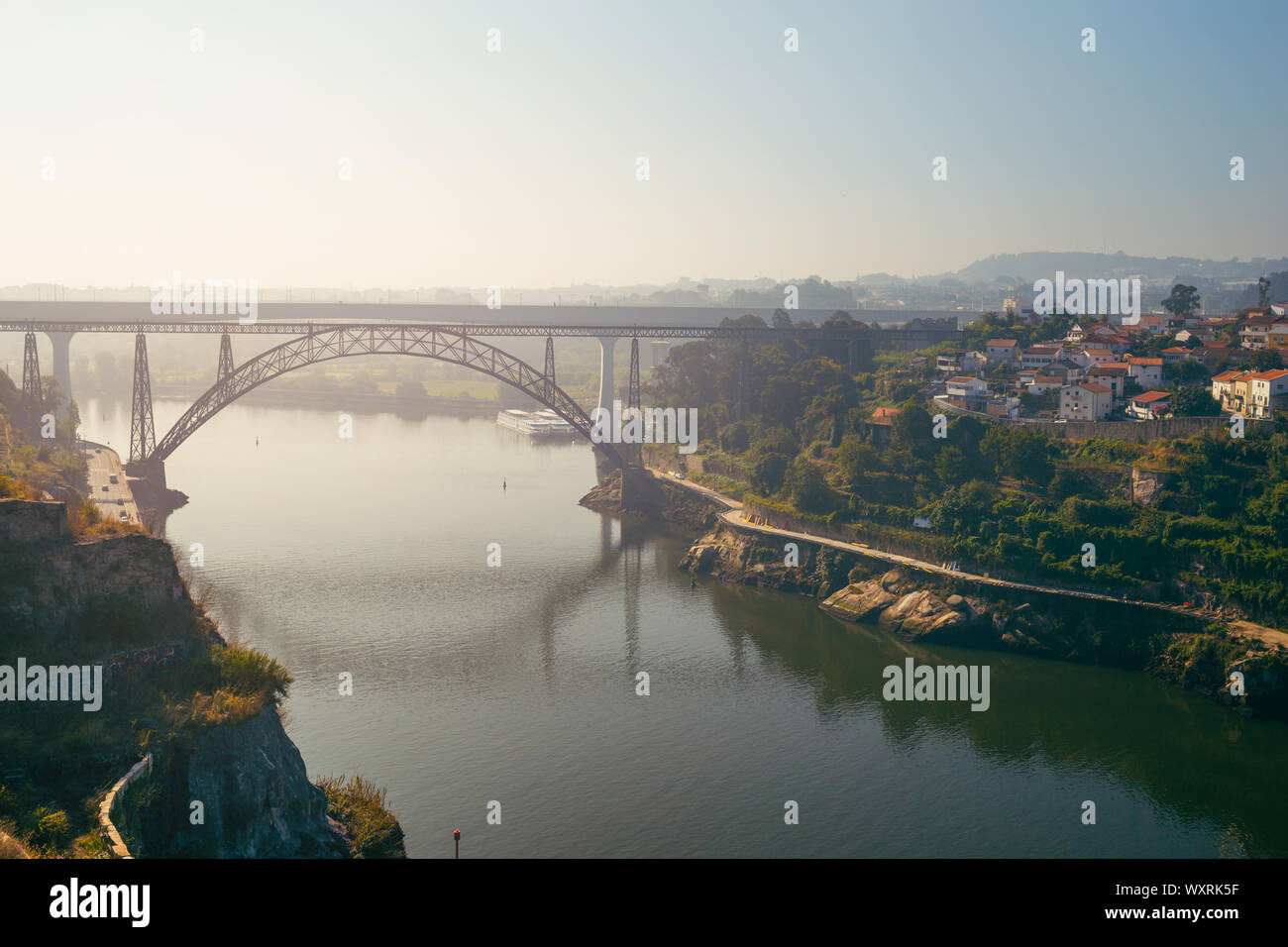 Porto, Portogallo - Agosto 2019: Ponte de D. Maria Pia all'alba sul fiume Douro. Foto Stock