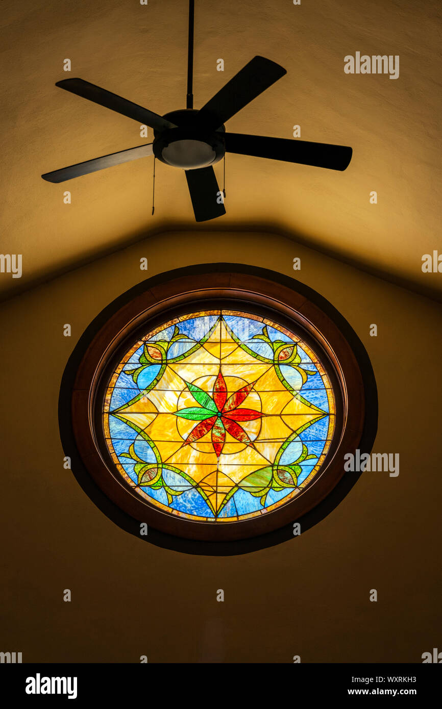 Le vetrate colorate; Ventilatore da soffitto; una Chiesa; Salida; Colorado; USA Foto Stock
