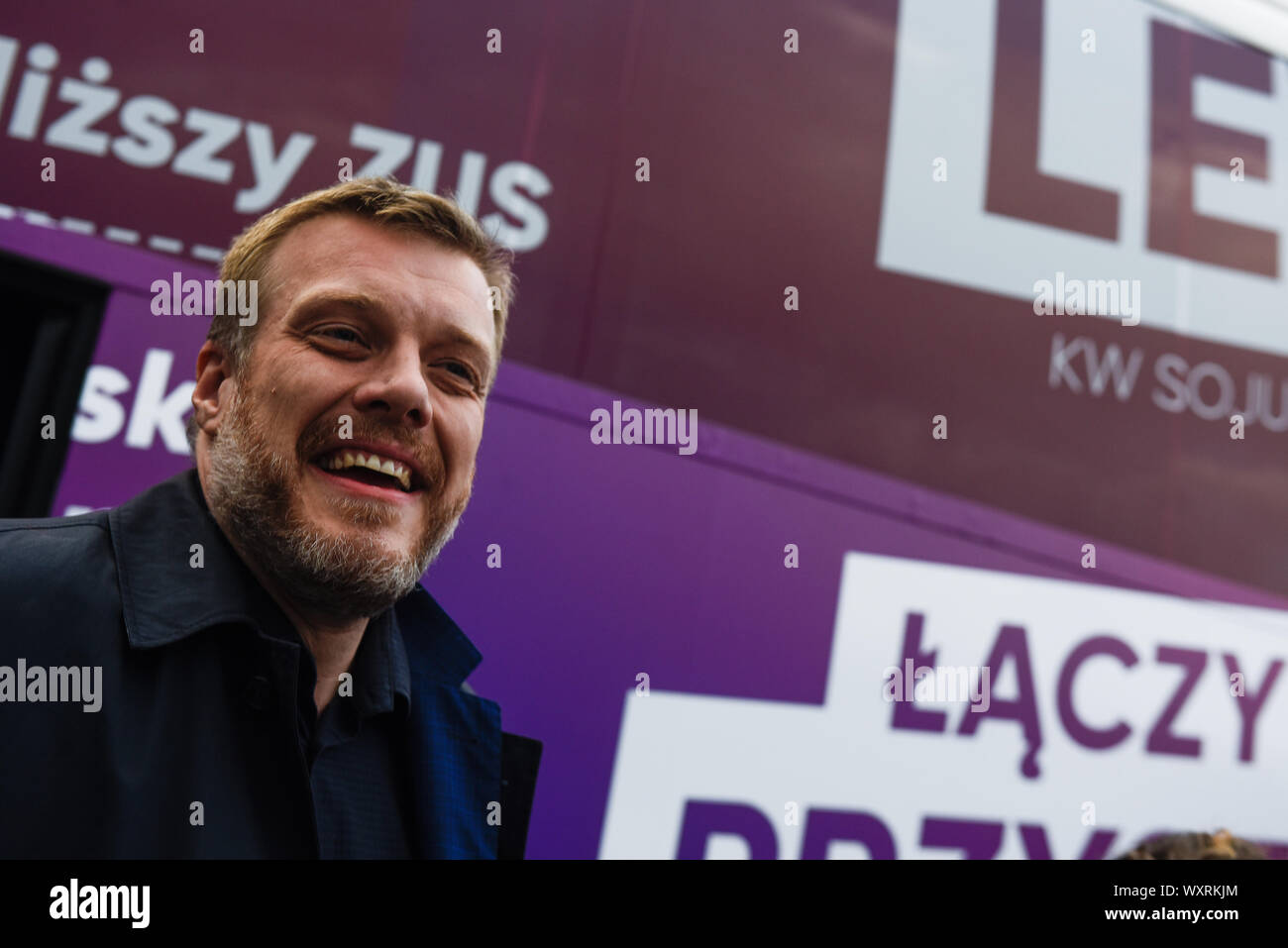 Leader dell'ala sinistra Razem partito e uno dei leader della sinistra ala alleanza, sinistra (Lewica) Adrian Zandberg arriva per una conferenza stampa davanti a Polonia elezioni parlamentari nella parte anteriore del castello di Wawel. Foto Stock