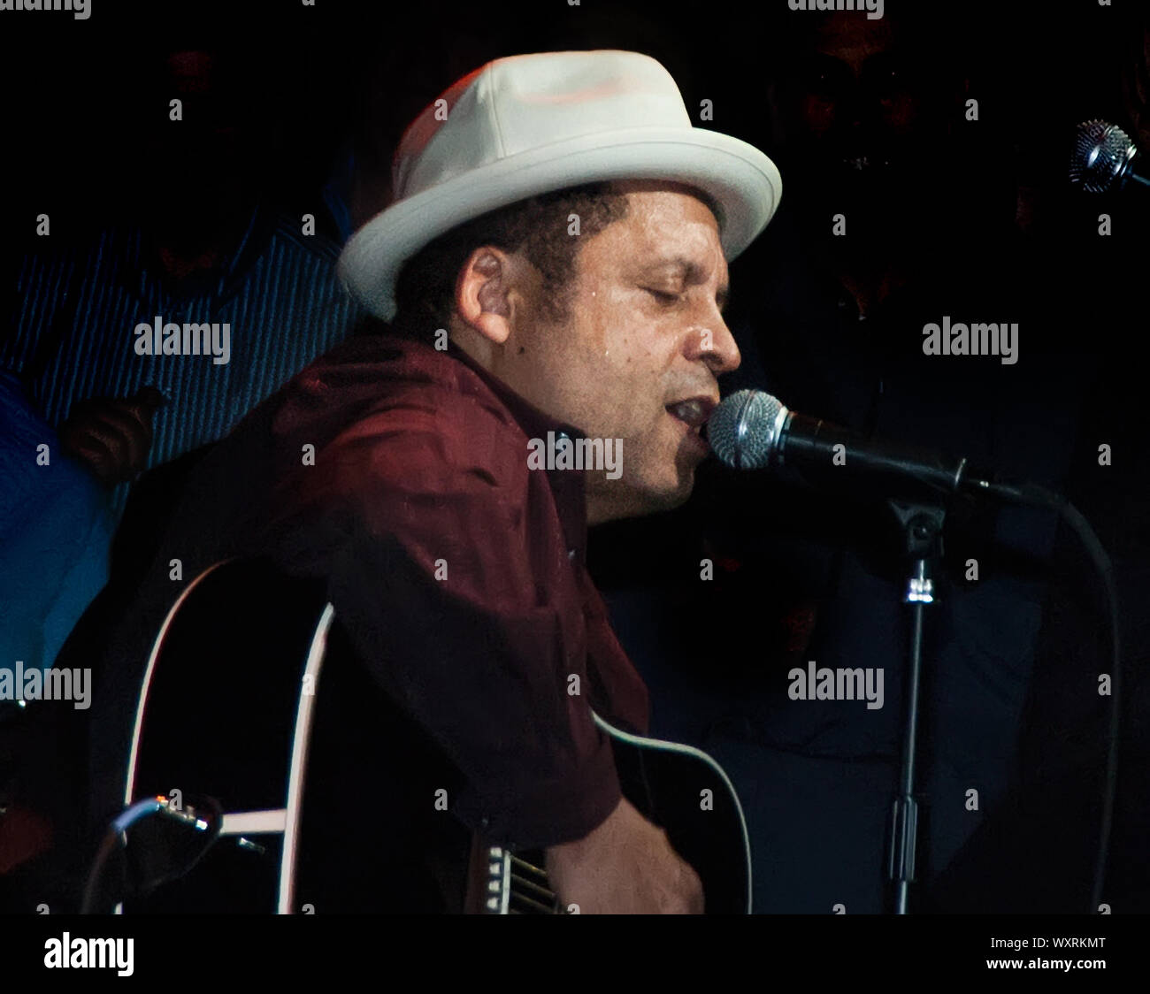 Garland Jeffreys esegue sul palco Al Bitter End, marzo 2007. Egli è il cantare in un microfono e suonare la chitarra, indossando un cappello bianco. Foto Stock