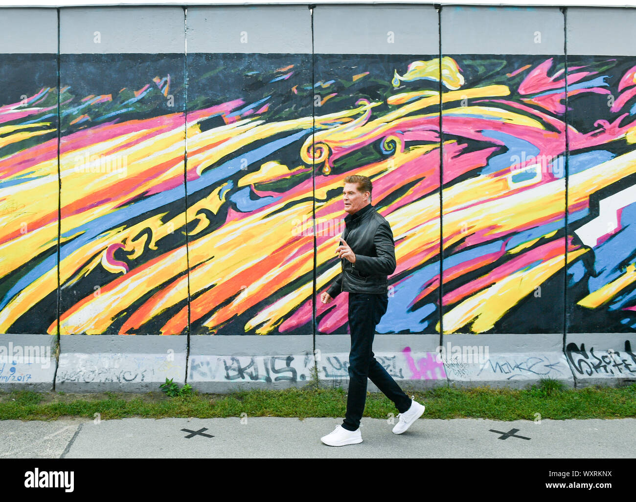 Berlino, Germania. Xvii Sep, 2019. David Hasselhoff passeggiate lungo la East Side Gallery durante una presentazione di Audible audio originale libro 'fino contro la parete - Missione Mauerfall'. La data di pubblicazione è il 3 ottobre 2019. Credito: Jens Kalaene/dpa-Zentralbild/dpa/Alamy Live News Foto Stock