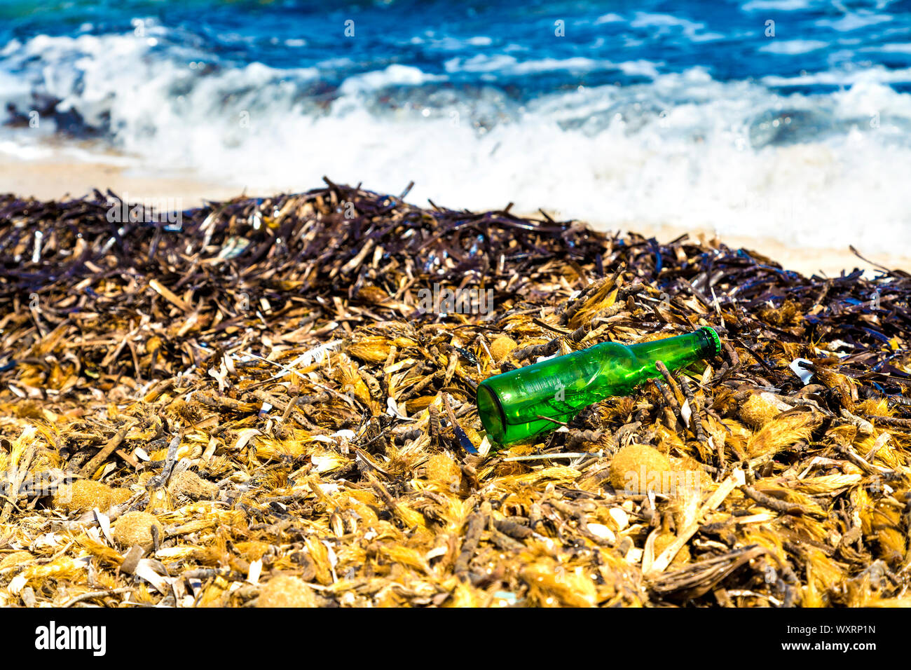 Una bottiglia di vetro si è incagliata su una spiaggia, s'Espalmador, isole Baleari, Spagna Foto Stock