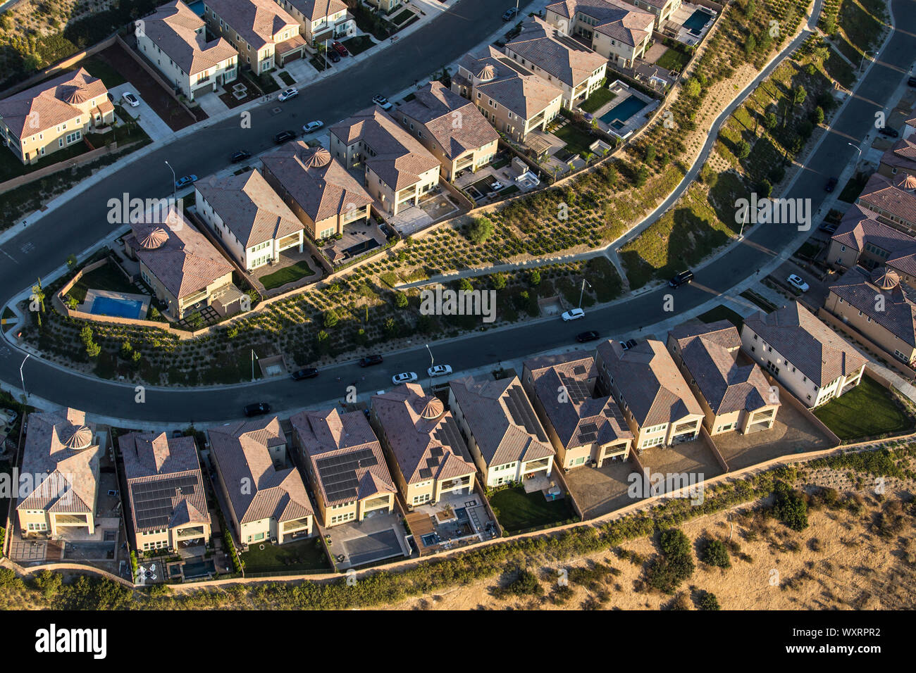 Antenna nel tardo pomeriggio vista di suburbana tetti residenziale nella valle di San Fernando zona di Los Angeles, California. Foto Stock