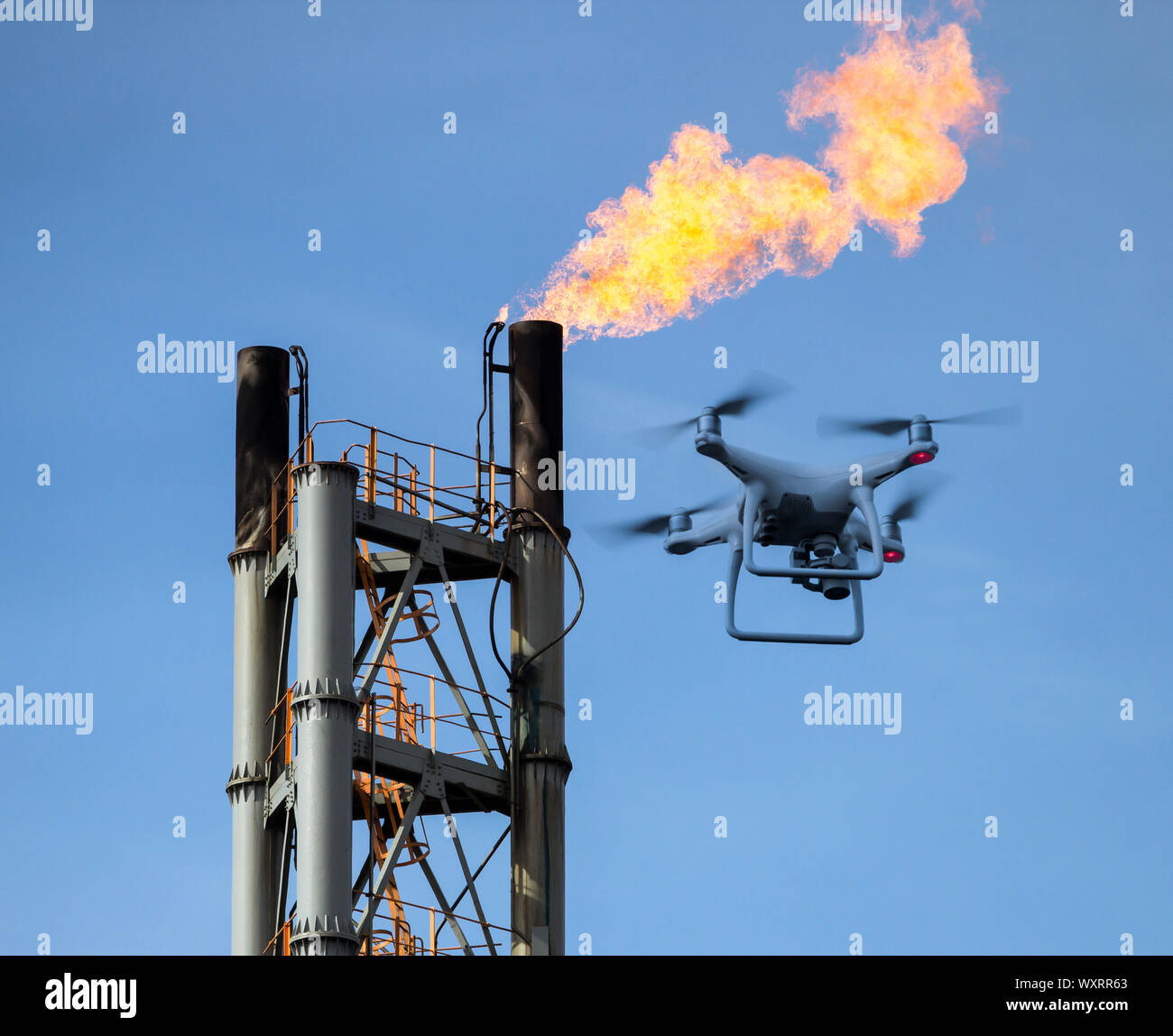 Concetto composito immagine del drone volando sopra la raffineria di petrolio. Foto Stock