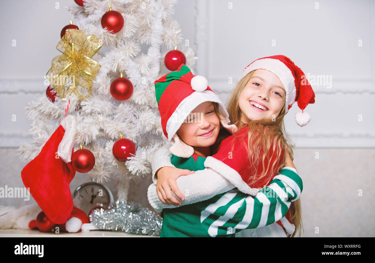 Buon Natale Bambini.Auguri Di Buon Natale Vacanza Familiare Di Tradizione Bambini Allegro Festeggiare Il Natale Bambini I Costumi