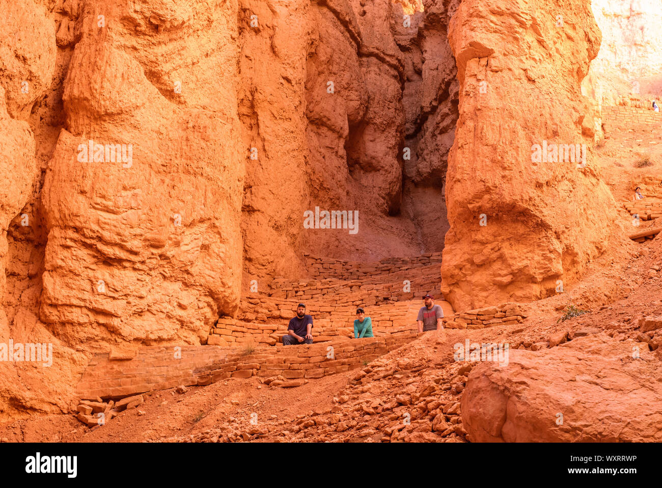 Bryce Canyon City, UT/09-27-2016: persone escursione nel canyon circondato da alte mura di pietra arenaria che sono la base di hoodoos trovata nel canyon a Bry Foto Stock