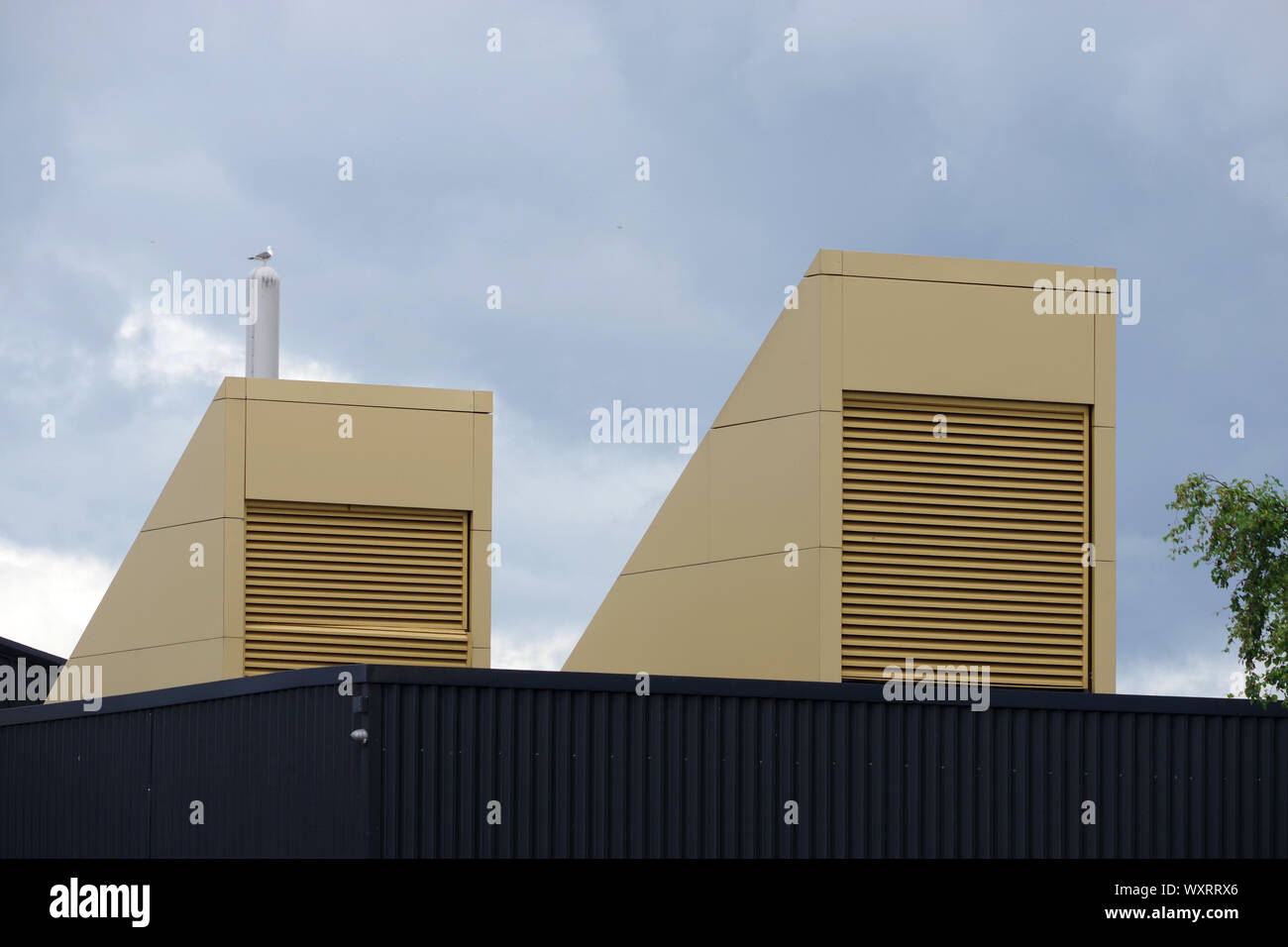 Le bocchette di astratta sui tetti delle unità industriali in Clydebank Foto Stock