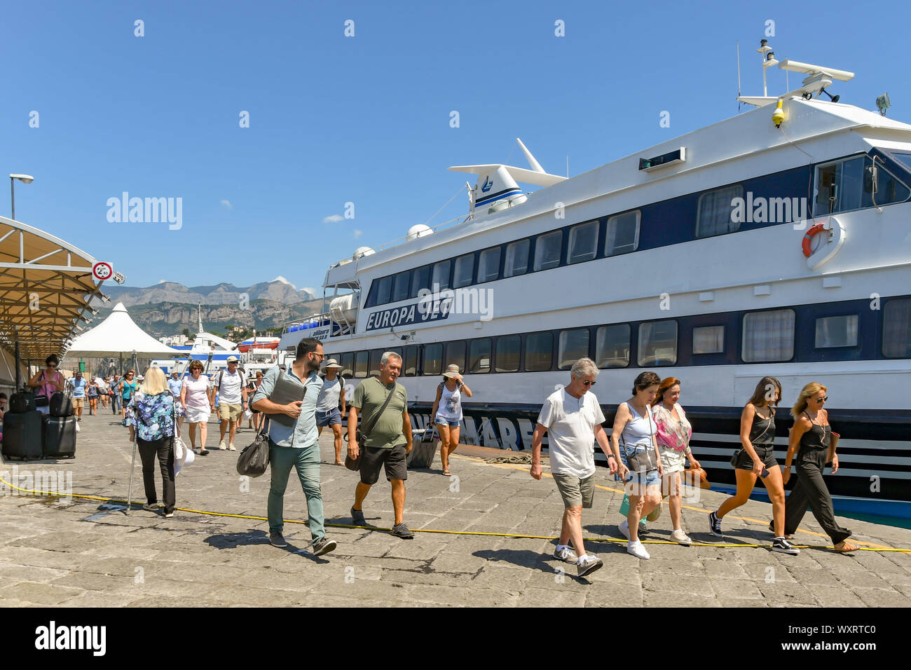 SORRENTO, ITALIA - Agosto 2019: la gente camminare lungo il porto di Sorrento dopo che arrivano su un traghetto veloce. Foto Stock