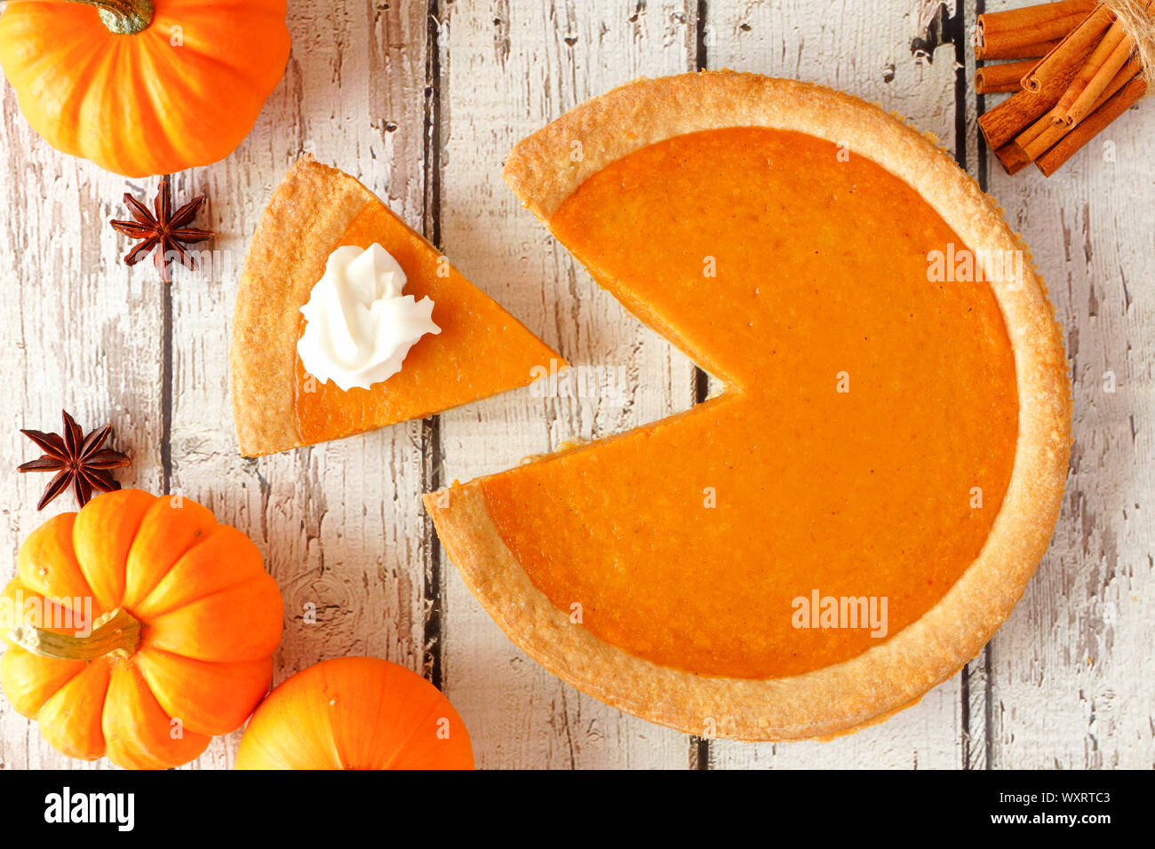 Torta di zucca con fetta rimosso. Vista superiore della tabella sulla scena un rustico di legno bianco sullo sfondo. Foto Stock