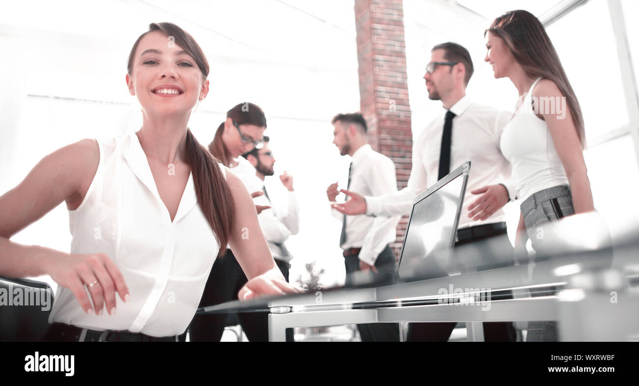 Giovane donna di affari in ufficio moderno sfondo. Foto Stock