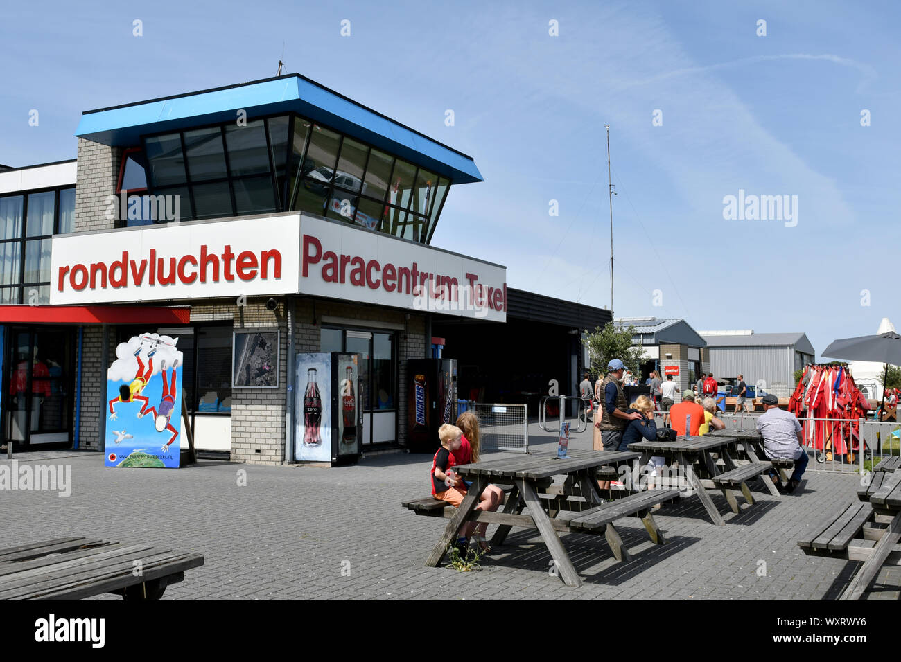 La gente seduta davanti al Texel Paracentrum Foto Stock