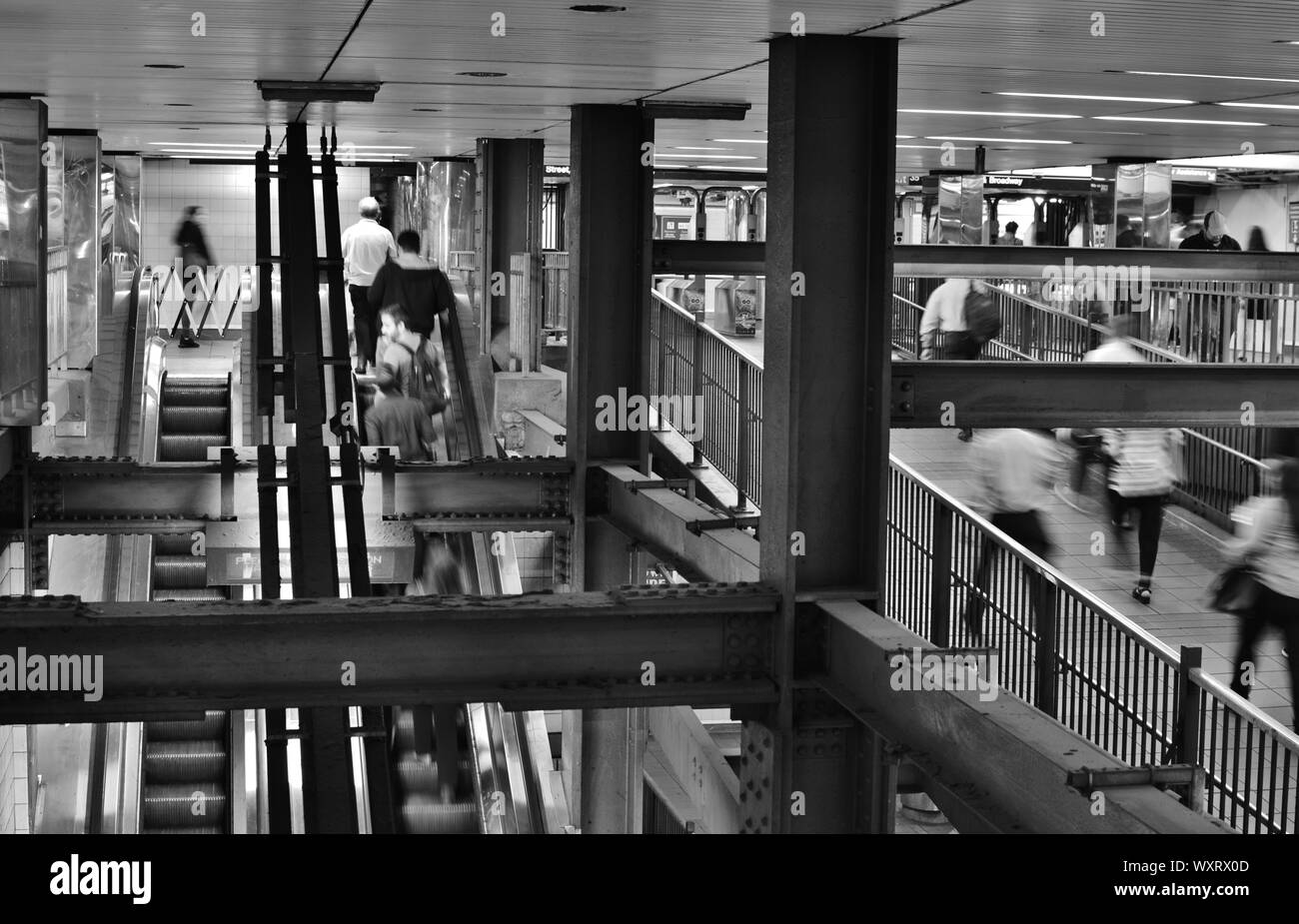 New York City lifestyle occupato i pendolari della Metropolitana Stazione metropolitana affollata di persone Foto Stock