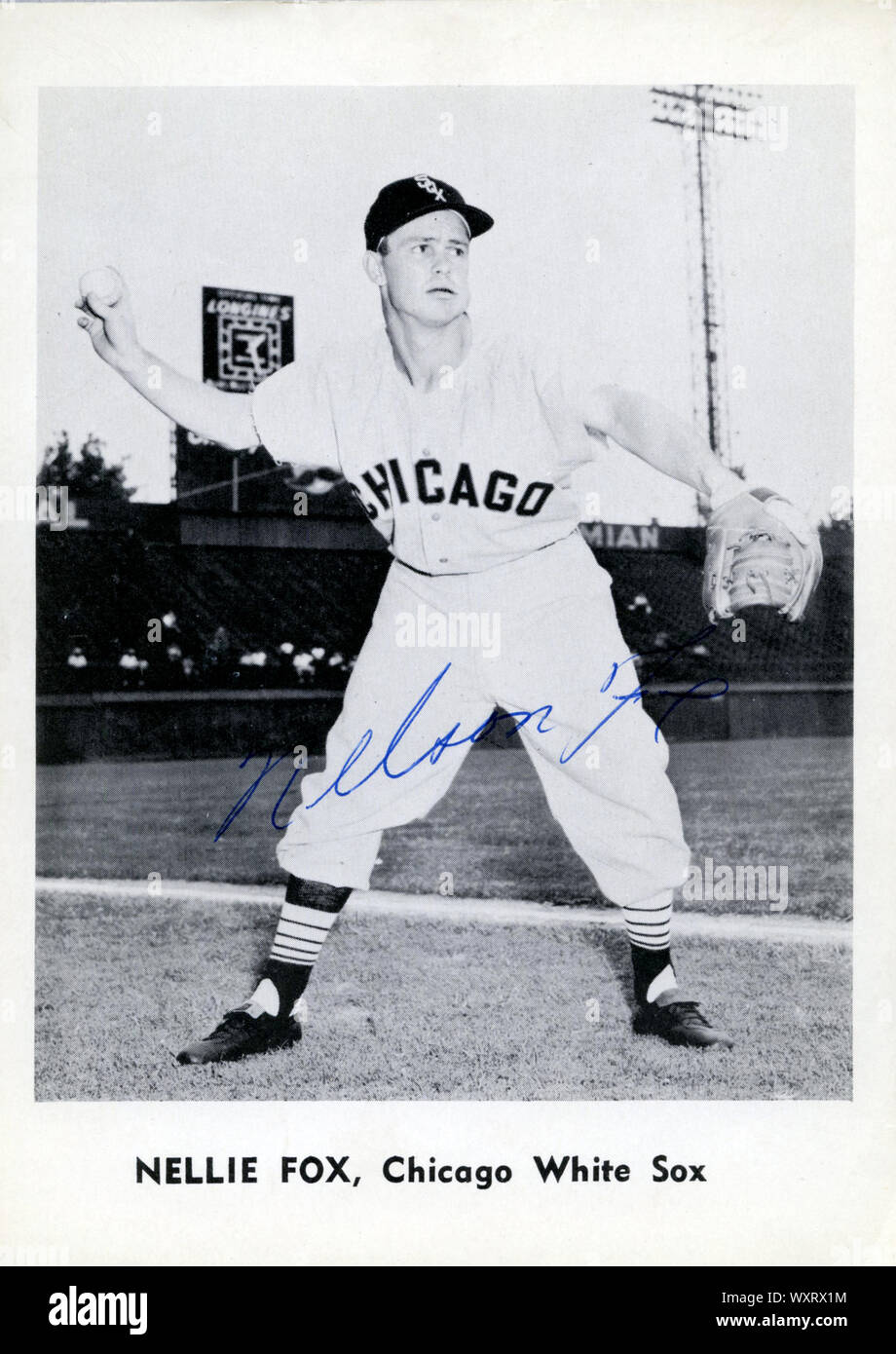 Firmato degli anni cinquanta era foto souvenir della Hall of fame giocatore Nellie Fox con la Chicago White Sox di American League. Foto Stock