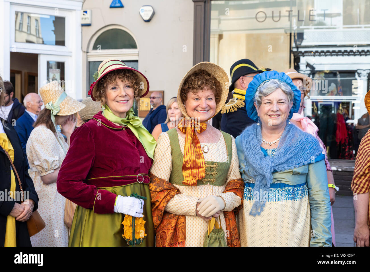 Festival di Jane Austen 2019. La Grand Regency Promenade, dove oltre 500 persone provenienti da tutto il mondo si uniscono alla processione ufficiale di apertura del festival.UK Foto Stock