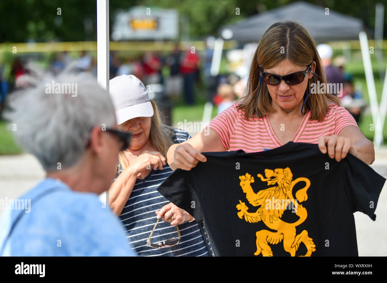 Moline, Iowa, USA. Xv Sep, 2019. Anna amore, di Oconomowoc, guarda su una t-shirt per l'acquisto durante il settimo belga annuale Fest di Stephens Park Domenica, Settembre 15, 2019, di Moline. Credito: Meg Mclaughlin/Mmclaughlin@Qconl/Quad-City volte/ZUMA filo/Alamy Live News Foto Stock