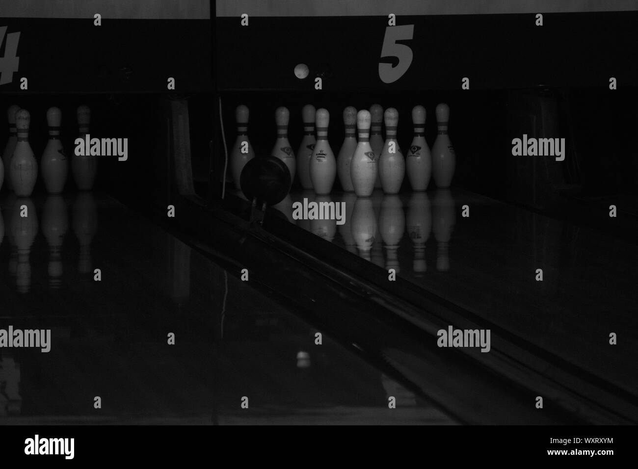 Pista da bowling con palla da bowling Bowling colpisce i perni con strisce rosse. Taverna Park bowling e un centro di intrattenimento. Louis Park, Minnesota, Stati Uniti d'America. Foto Stock