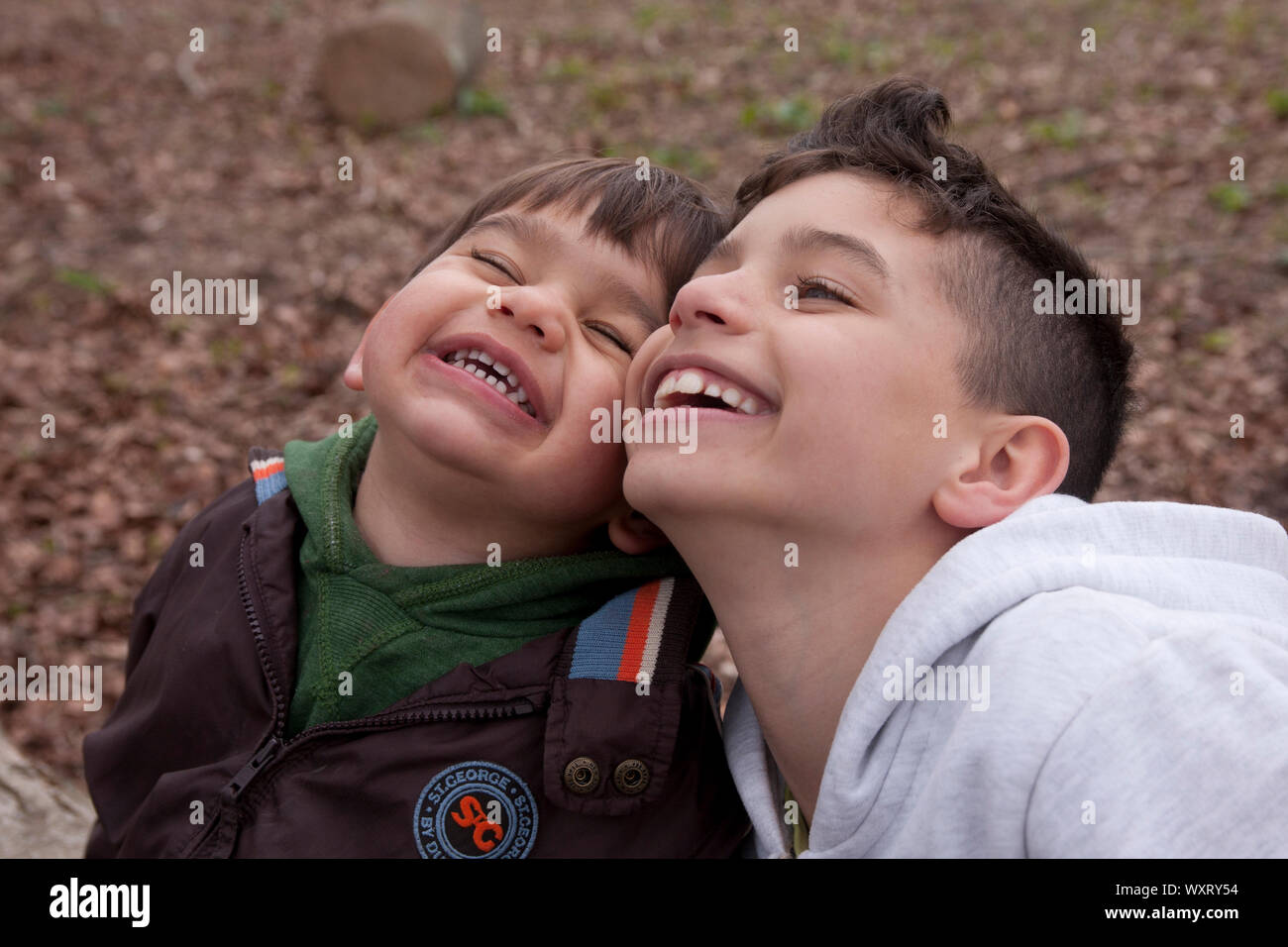 Due giovani fratelli ridere Foto Stock