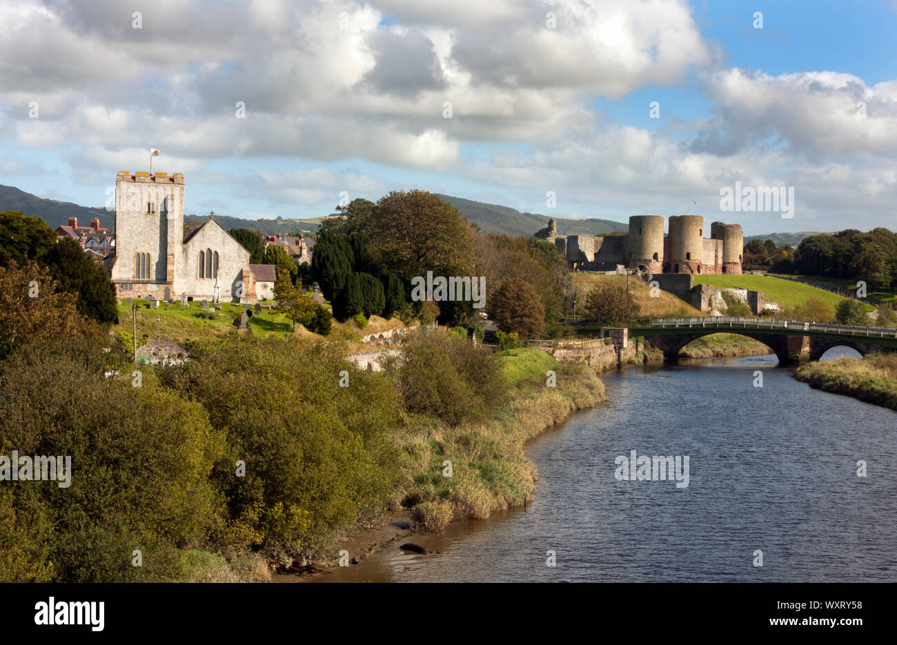 Fiume Clwyd con la Chiesa di Santa Maria e Castello di Rhuddlan (Castelle Rhuddlan) in distanza. Il castello fu eretto da Edward 1 nel 1277 dopo la guerra Gallese Foto Stock