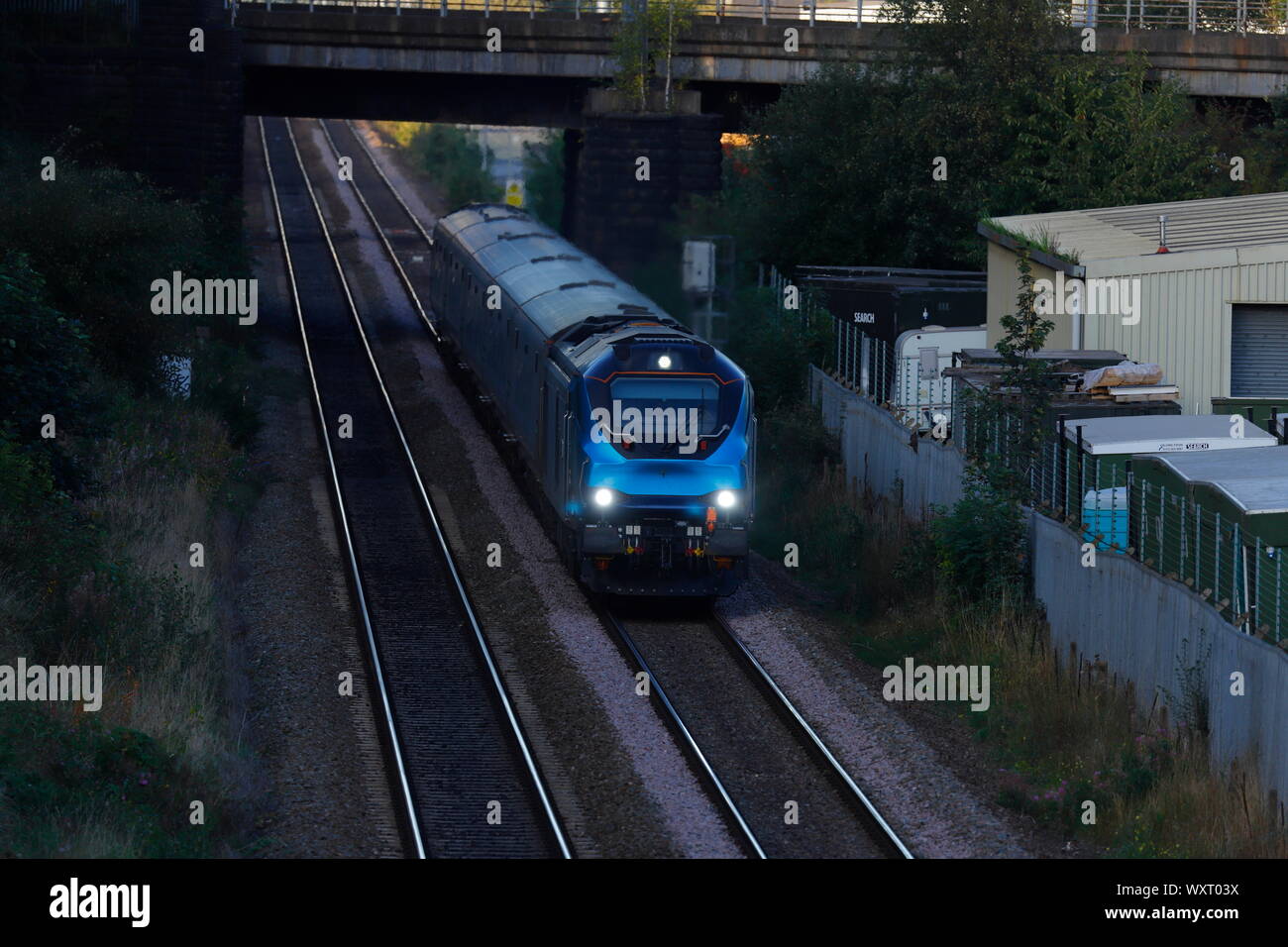 Un treno merci sulle vie lasciando Leeds Foto Stock