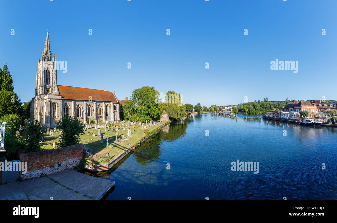 Vista est nella città di Marlow nel Wycombe distretto di Buckinghamshire, Inghilterra del sud-est della Chiesa di Tutti i Santi e il fiume Tamigi Foto Stock