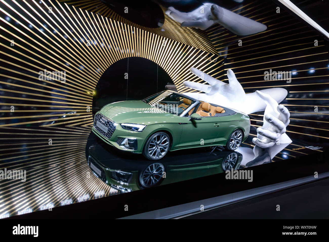 Francoforte - Sep 15, 2019: Nuova Audi A5 40 TDI quattro cabriolet auto in Verde metalizzato - lifting per il lusso cabrio presentata al IAA 2019 Francoforte Moto Foto Stock