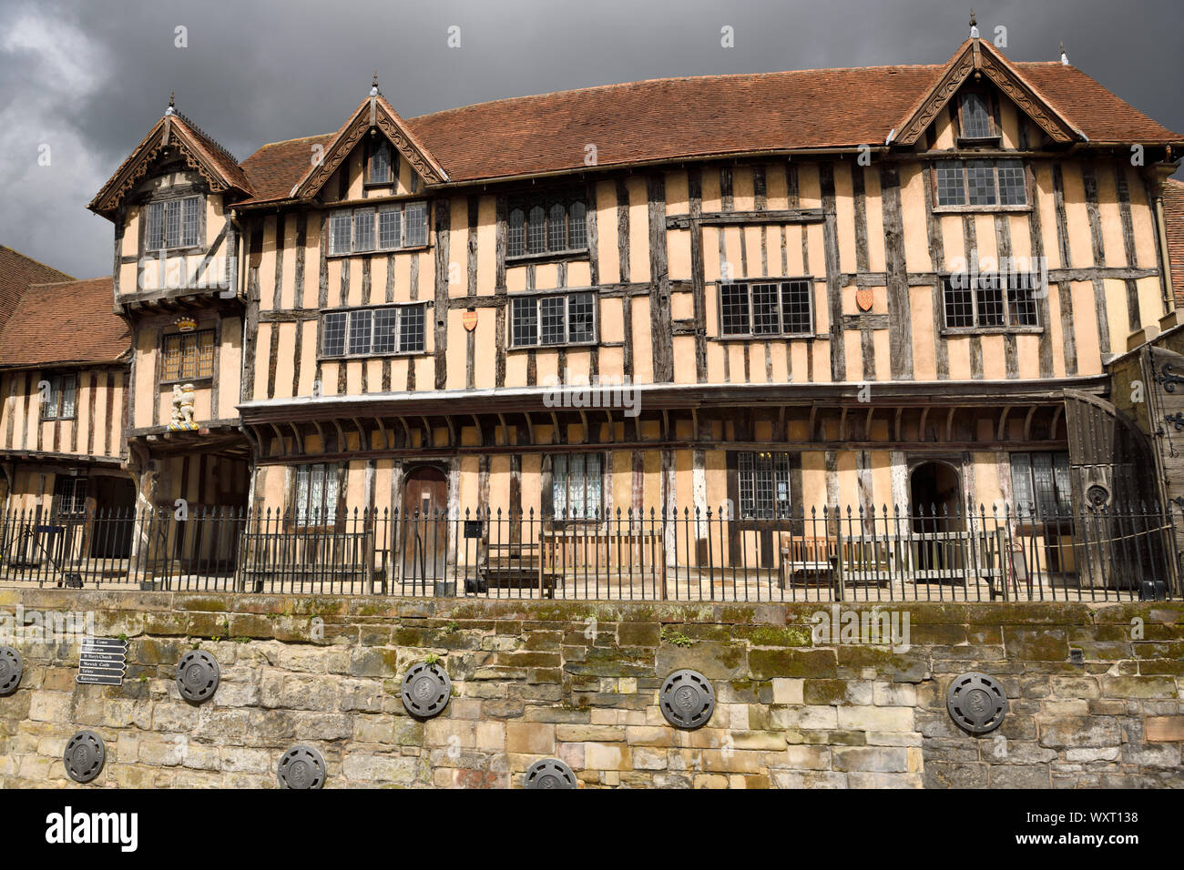 In stile Tudor cortile medievale architettura di Lord Leycester Hospital guildhall per pensionati ex-combattenti su High Street Warwick Inghilterra Foto Stock