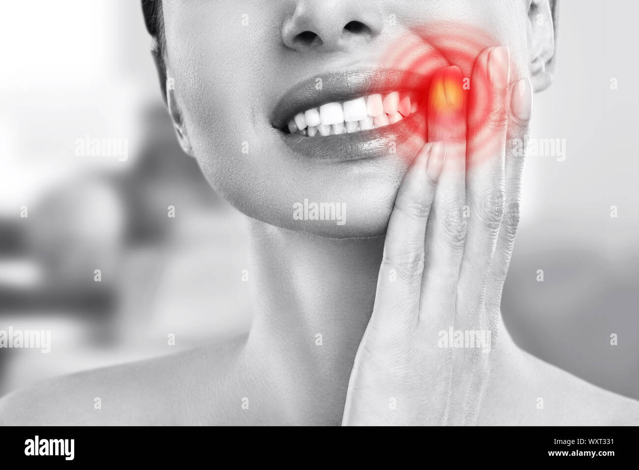 Un uomo barbuto con un cerotto sul suo volto. Egli ha un mal di denti. Foto Stock