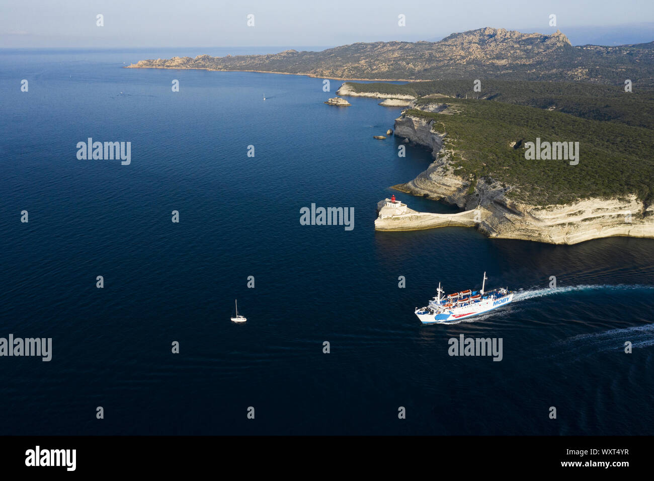 Bonifacio, Corsica, Francia, 17 settembre 2019. Vista aerea di Moby Lines Traghetto in uscita dal porto di Bonifacio al porto di Santa Teresa di Gallura. Foto Stock