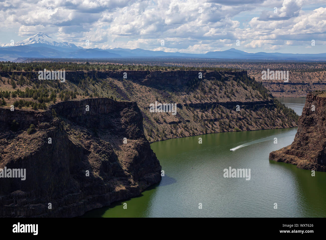 Splendida vista della baia di stato Palisades Park durante una torbida e soleggiata giornata estiva. Preso in Oregon, Stati Uniti d'America. Foto Stock