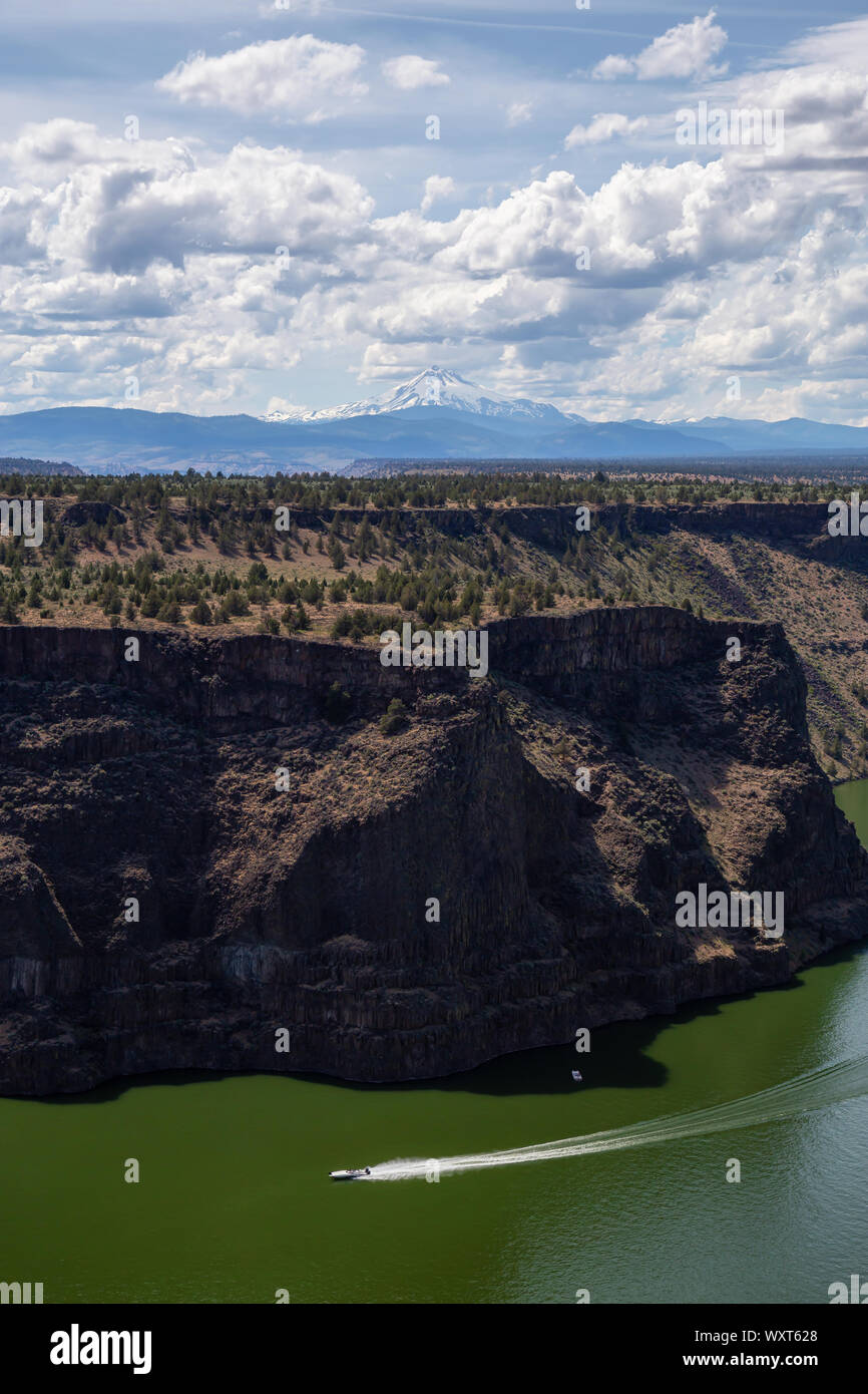 Splendida vista della baia di stato Palisades Park durante una torbida e soleggiata giornata estiva. Preso in Oregon, Stati Uniti d'America. Foto Stock