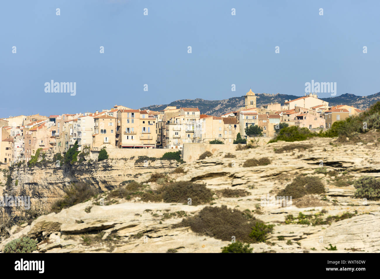 Incredibile tramonto che illumina il bellissimo villaggio di Bonifacio costruito su una roccia calcarea. Bonifacio, Corsica, Francia. Foto Stock