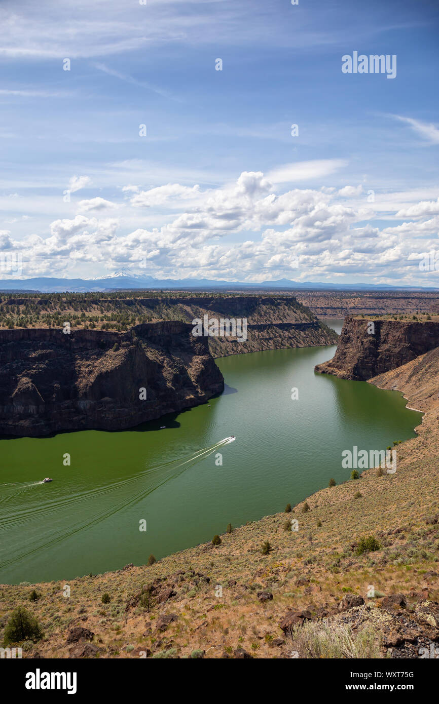 Splendida vista della baia di stato Palisades Park durante una torbida e soleggiata giornata estiva. Preso in Oregon, Stati Uniti d'America. Foto Stock