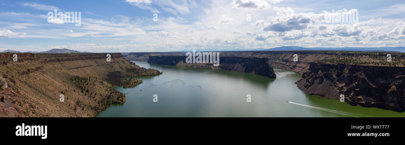 Splendida vista della baia di stato Palisades Park durante una torbida e soleggiata giornata estiva. Preso in Oregon, Stati Uniti d'America. Foto Stock