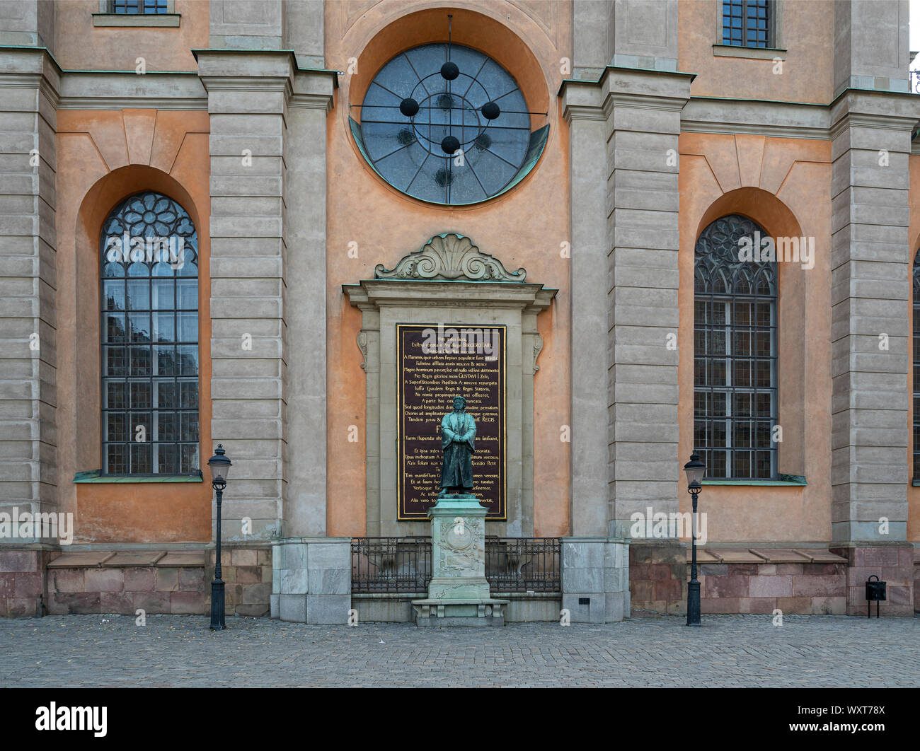 Stoccolma, Svezia. Settembre 2019. Una vista del Olaus Petri statua che si trova nella parte anteriore della chiesa Storkyrkan Foto Stock