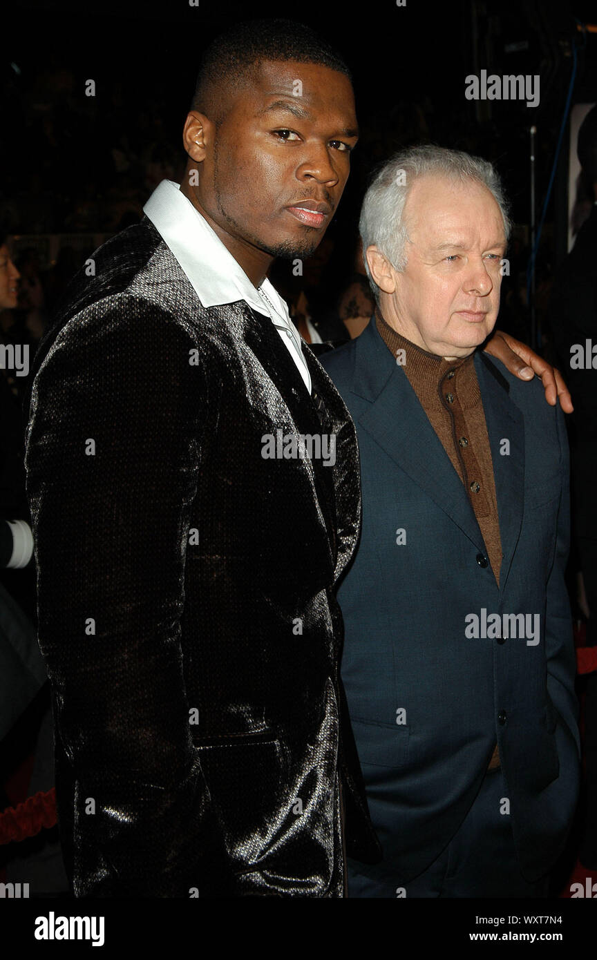 Curtis "50 Cent" Jackson e Direttore Jim Sheridan in prima mondiale di "Get Rich o morire cercavo" tenutasi presso il Mann Grauman's Chinese Theatre a Hollywood, CA. L'evento ha avuto luogo il mercoledì 2 novembre 2005. Foto di: SBM / PictureLux - Riferimento File # 33864-3826SBMPLX Foto Stock