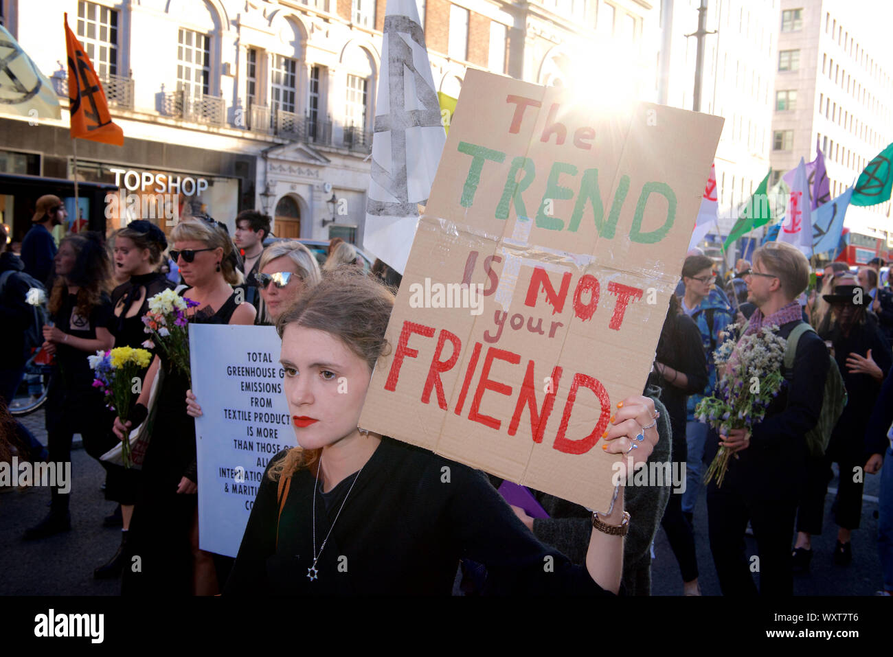 Londra, Regno Unito. Xvii Sep 2019. Estinzione della ribellione attivisti appello a tutti i cittadini, compresi il settore stesso, per porre fine a Londra la settimana della moda e di mettere il sistema tossici di consumo a riposo per sempre. Il 'il corteo funebre' hanno marciato forma Trafalgar Square a Londra la settimana della moda di mostrare sul filamento dove il tuo diede interventi e condotto un 'die-NELL', chiamando per l'industria della moda di dire la verità circa il suo contributo al clima e alla crisi ecologica Credit: Gareth Morris/Alamy Live News Foto Stock