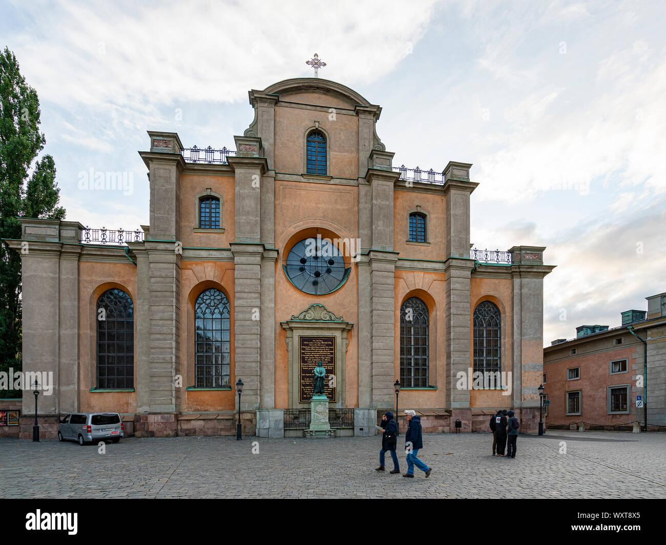 Stoccolma, Svezia. Settembre 2019. Una vista del Olaus Petri statua che si trova nella parte anteriore della chiesa Storkyrkan Foto Stock