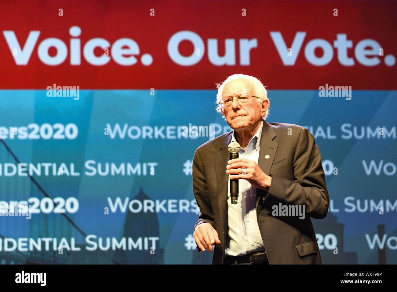 Il senatore Bernie Sanders - il candidato presidenziale parla all'AFL-CIO vertice presidenziale a Philadelphia Convention Center di Philadelphia, Pennsylvania, USA Credito: Don Mennig / Alamy Live News Foto Stock