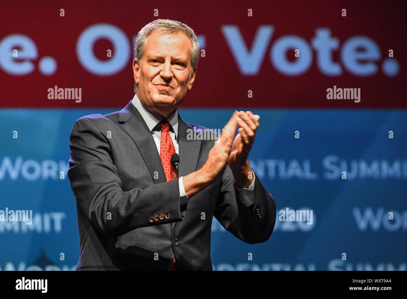 Bill De Blasio candidato presidenziale e il sindaco della città di New York parla all'AFL-CIO vertice presidenziale giorni prima che egli conclude la sua offerta per la Democratica nomina presidenziale. Parlando alla Philadelphia Convention Center di Philadelphia, Pennsylvania, USA Credito: Don Mennig / Alamy Live News Foto Stock