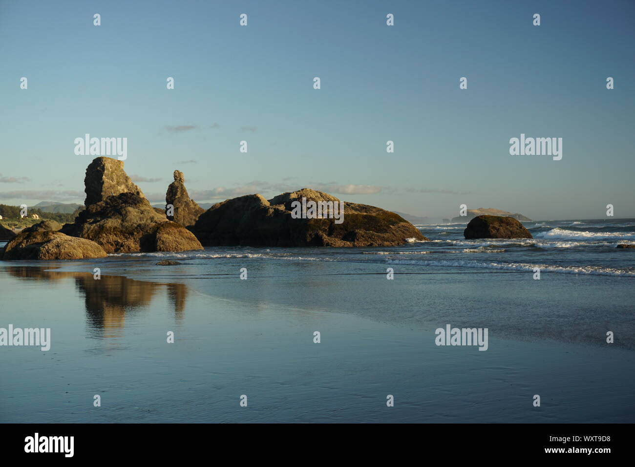 Nel tardo pomeriggio sole sulle rocce al Bandon Foto Stock