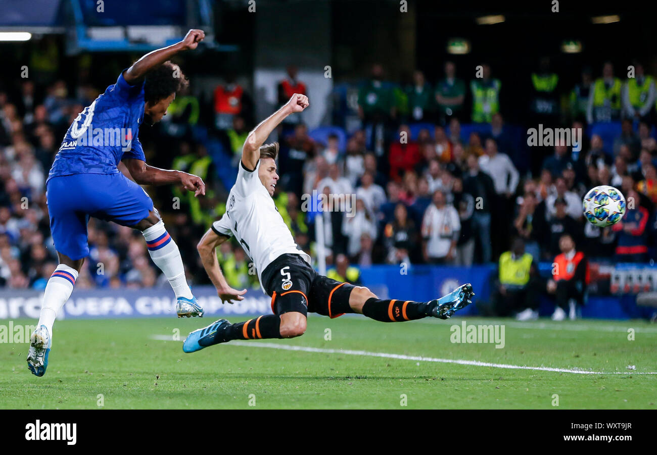 Londra, Regno Unito. Xvii Sep, 2019. Chelsea's Willian (L) spara su Valencia, la Gabriel durante la UEFA Champions League Gruppo H corrispondono a Stadio Stamford Bridge a Londra, in Gran Bretagna il 7 settembre 17, 2019. Chelsea ha perso 0-1. Credito: Han Yan/Xinhua/Alamy Live News Foto Stock