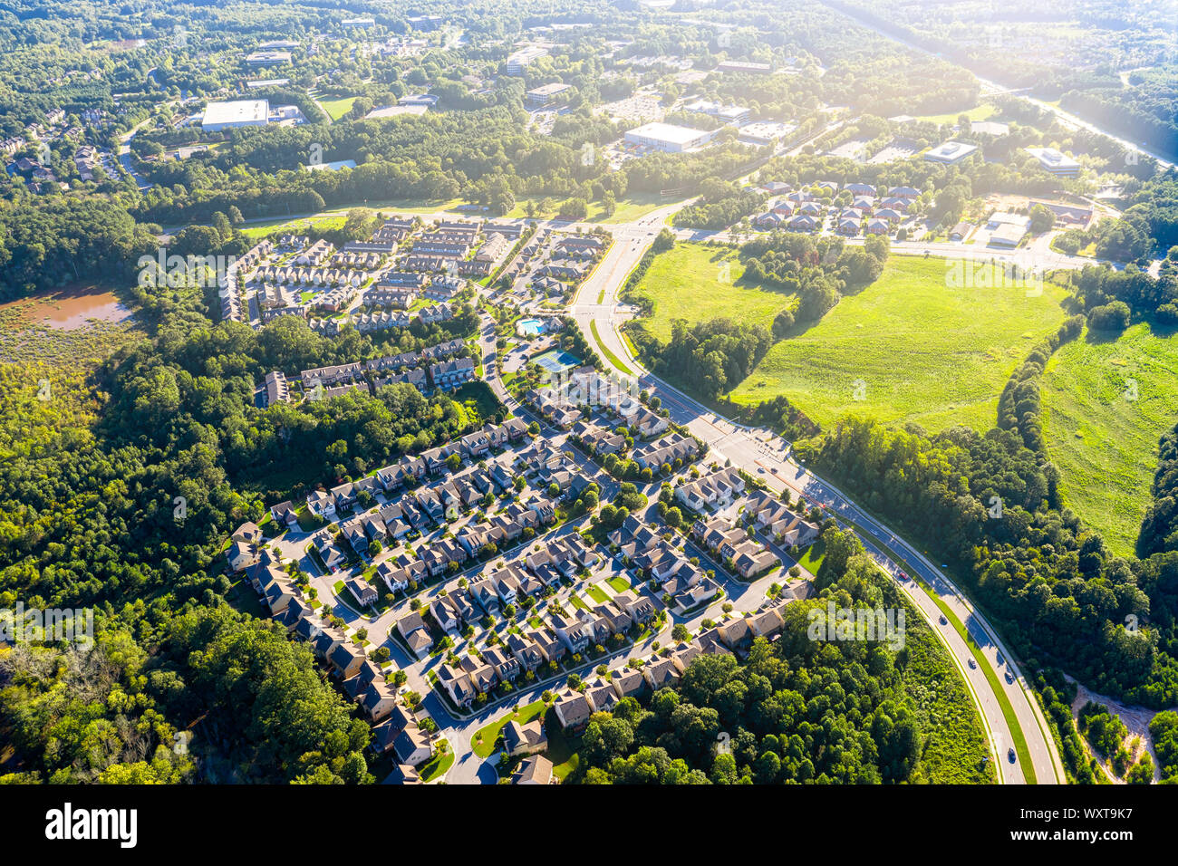 Fotografia aerea suburban comunità gated meridionale degli Stati Uniti durante il tramonto e sunray Foto Stock