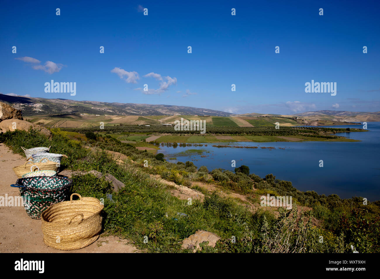 Artigianato locale venduti in corrispondenza di un punto di vista di un lago in Atlas Mountains, Marocco Foto Stock