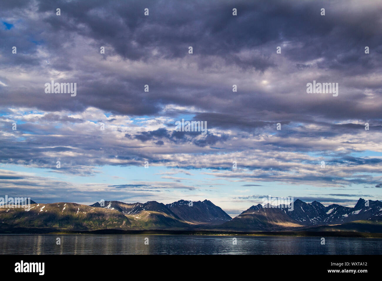 Montagne sullo sfondo di un fiordo espansiva in Norvegia Foto Stock