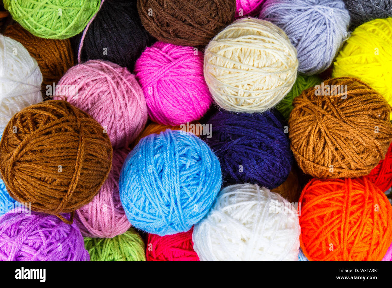 Set di coloratissimi filati di lana palle. Matasse vengono fissati in una  pila. Fili per cucito. Tessuto di sfondo di texture. Accessori per Retail  merceria Foto stock - Alamy