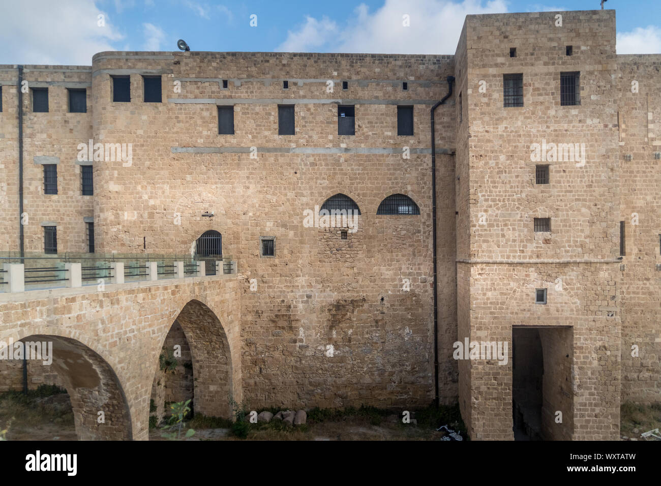 Estate antenna vista al tramonto di Acco, acro, Akko medievale della città vecchia con il tetto verde al Jazzar moschea e crusader palace, le mura della città, mercato arabo, Israele Foto Stock