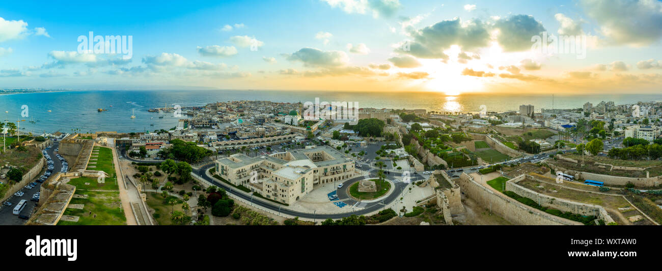 Estate antenna vista al tramonto di Acco, acro, Akko medievale della città vecchia con il tetto verde al Jazzar moschea e crusader palace, le mura della città, mercato arabo, Israele Foto Stock